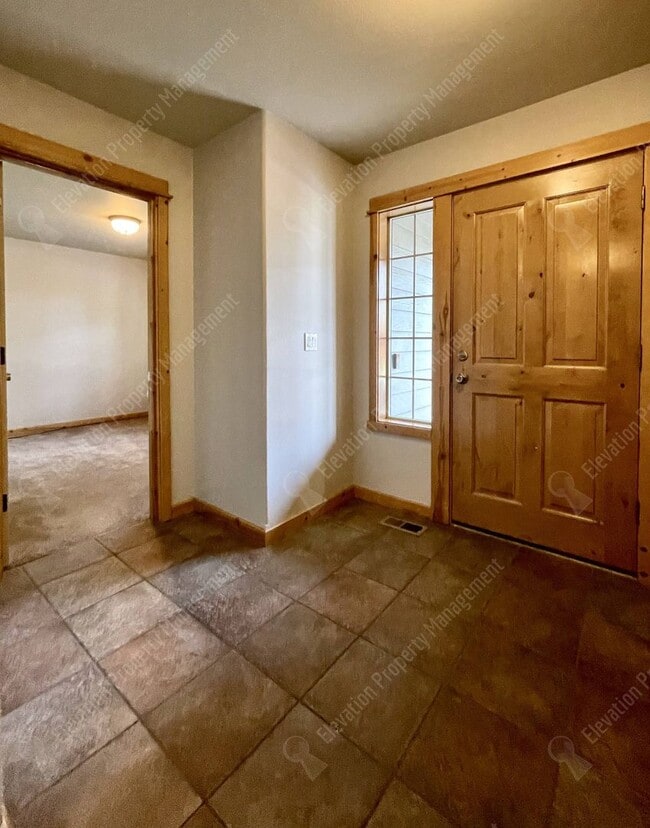 60880 Sawtooth Mountain Ln in Bend, OR - Building Photo - Building Photo