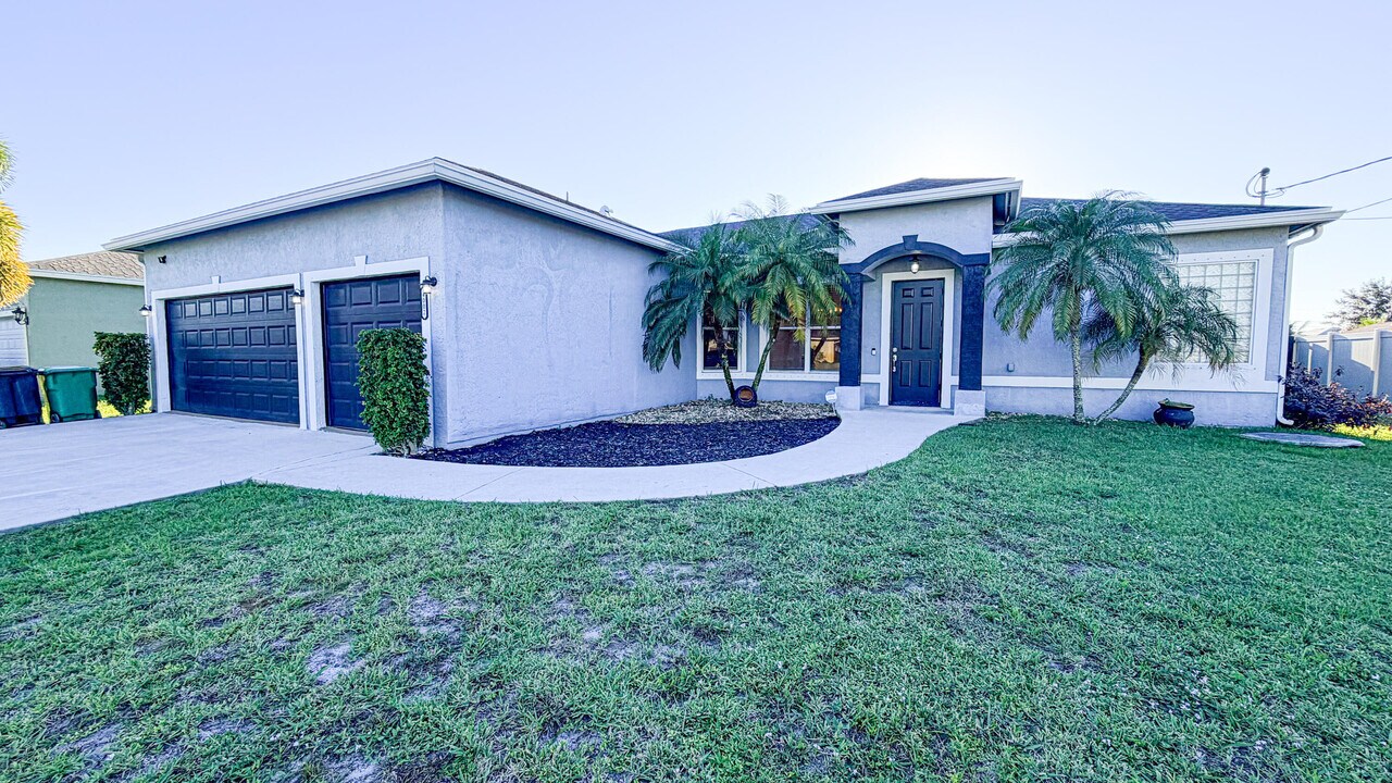 4002 SW Jarmer Rd in Port St. Lucie, FL - Building Photo