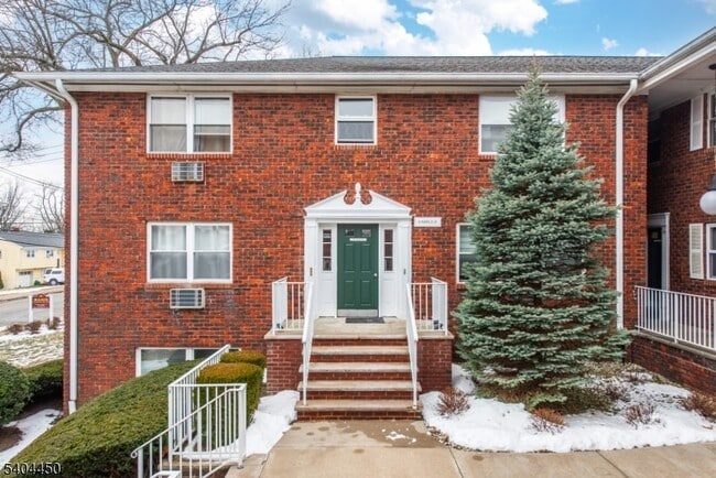 property at 191 N Beverwyck Rd