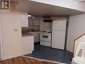 9 Ridgewood Rd in Toronto, ON - Building Photo - Building Photo