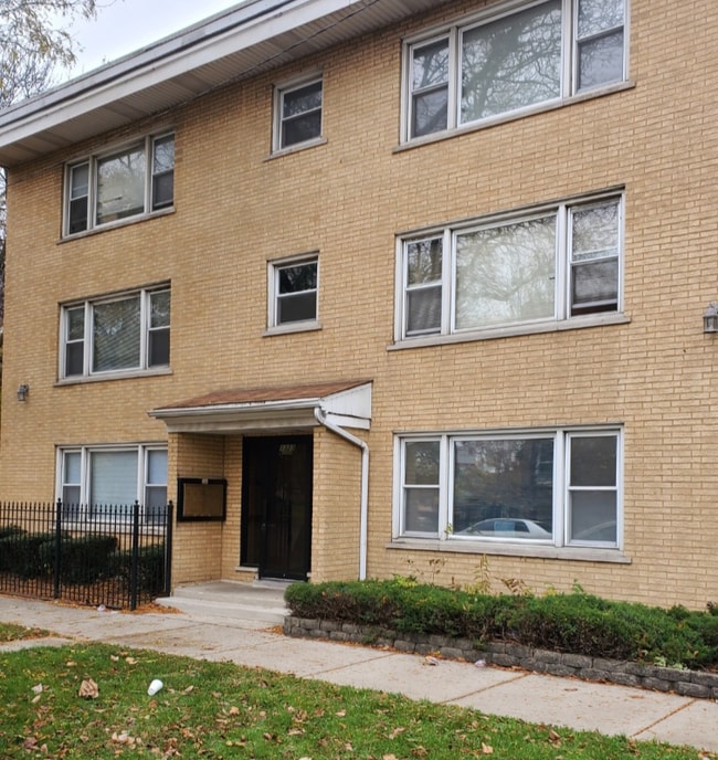 property at 1323 W Garfield Blvd