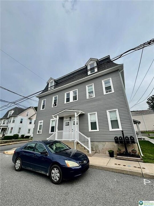 631 Pen Argyl St in Pen Argyl, PA - Building Photo