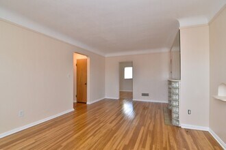 2025 Riverside Dr in Lakewood, OH - Foto de edificio - Building Photo