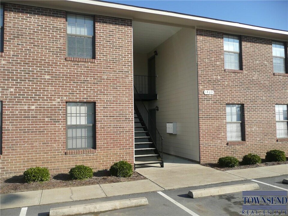 1409 Ireland Dr in Fayetteville, NC - Foto de edificio