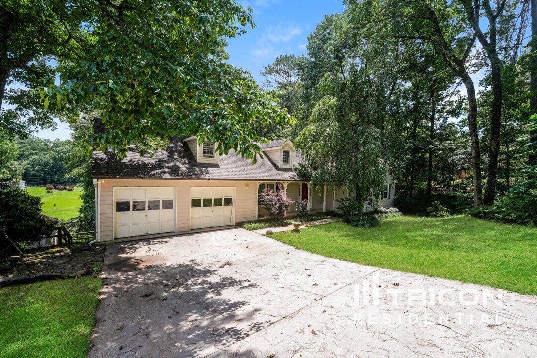 1366 Oleander Dr SW in Lilburn, GA - Building Photo