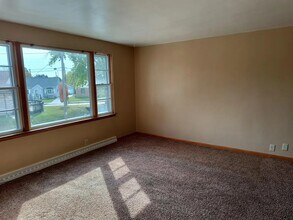 1256 Arlington Ave, Unit 1256 Upper in Manitowoc, WI - Foto de edificio - Building Photo