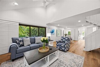 375 8th Ave S in Naples, FL - Foto de edificio - Building Photo