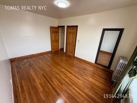 710 E 235th St in Bronx, NY - Building Photo