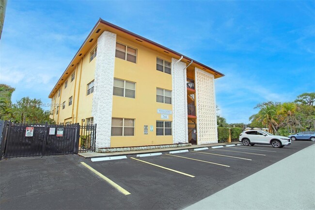 744 NE 14th Ave in Fort Lauderdale, FL - Building Photo - Building Photo