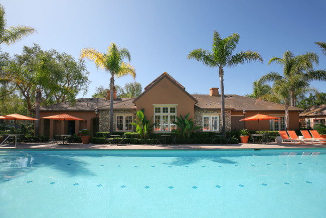 Bordeaux Apartment Homes in Newport Beach, CA - Foto de edificio - Building Photo