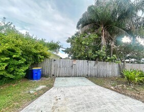 3268 SE Golden Gate Ave in Stuart, FL - Building Photo - Building Photo