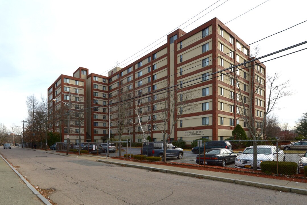 Douglas House in Brockton, MA - Foto de edificio