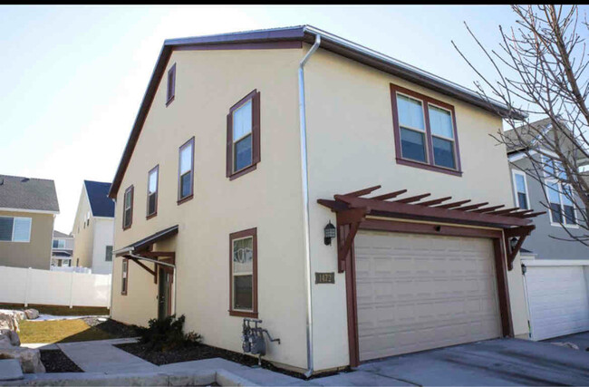 property at 1472 E Primrose Ln