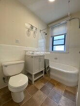 223 Saint Paul St, Unit 2 in Brookline, MA - Foto de edificio - Building Photo