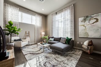 The Monarch Medical District Apartments in Fort Worth, TX - Foto de edificio - Building Photo