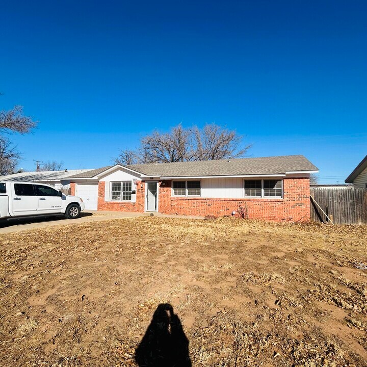 1918 71st St in Lubbock, TX - Building Photo