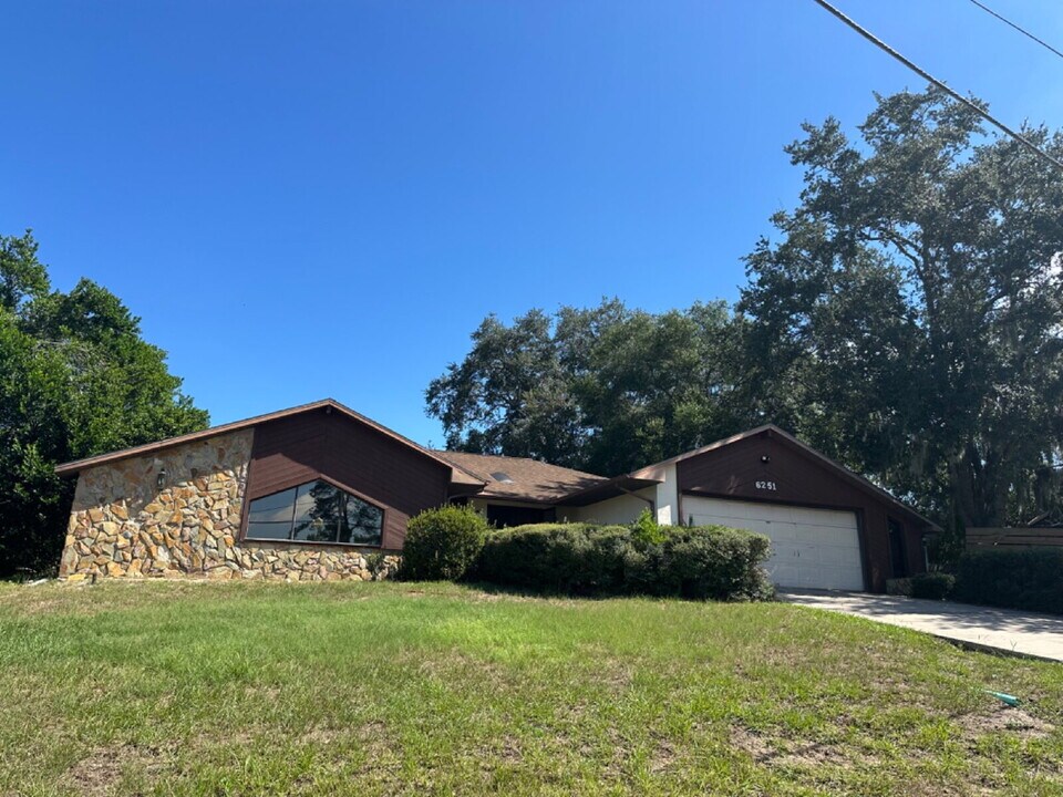 6251 Grapewood Rd in Spring Hill, FL - Building Photo