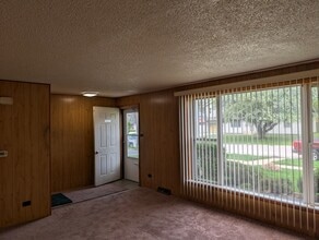 208 Dee Rd in North Aurora, IL - Building Photo - Building Photo