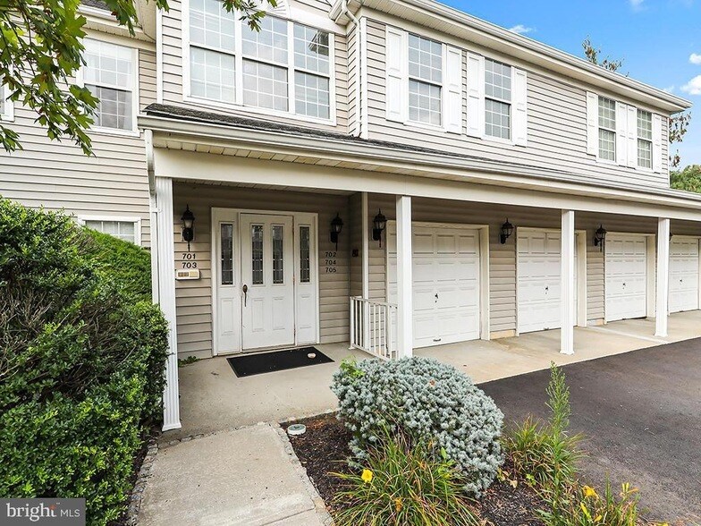 705 Eagles Chase Dr in Trenton, NJ - Building Photo