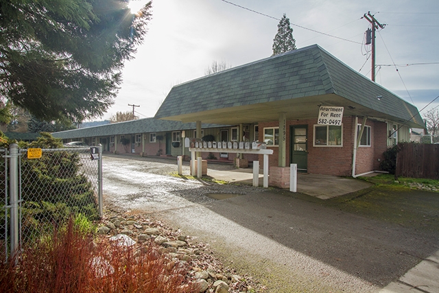 1295 Rogue River Hwy in Grants Pass, OR - Building Photo