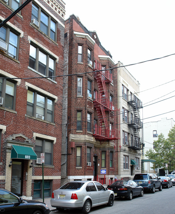 6015 Hudson Ave in West New York, NJ - Building Photo