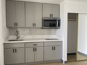 2509 Ala Wai Blvd, Unit 703 in Honolulu, HI - Building Photo - Building Photo