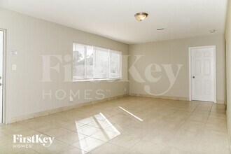 2441 NW 182nd Terrace in Miami Gardens, FL - Foto de edificio - Building Photo