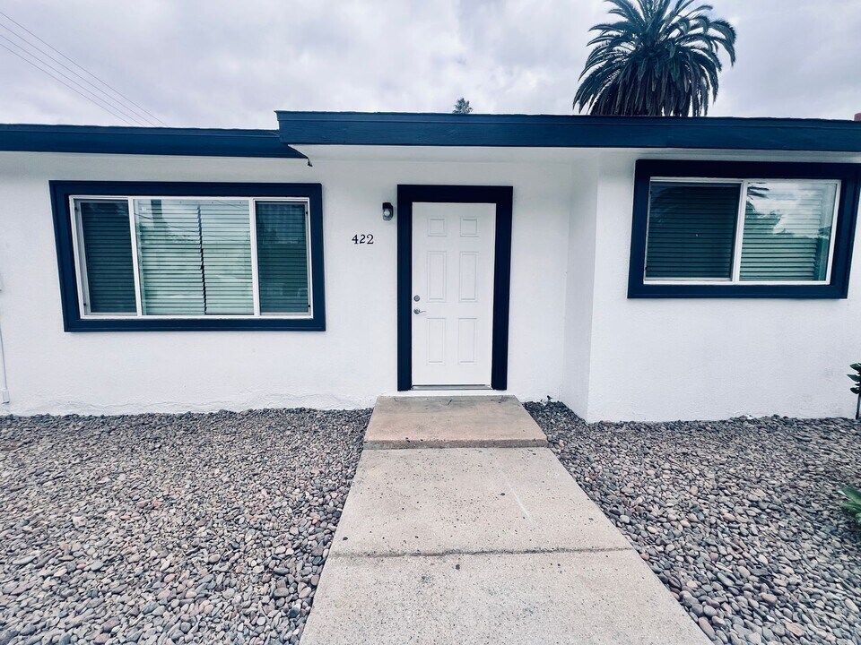 422 S Date St in Escondido, CA - Building Photo