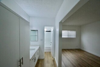 10847 Kling St, Unit 03 in Los Angeles, CA - Building Photo - Building Photo