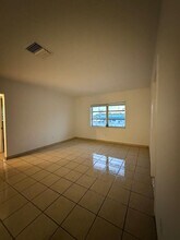 890 NW 39th St in Oakland Park, FL - Foto de edificio - Building Photo