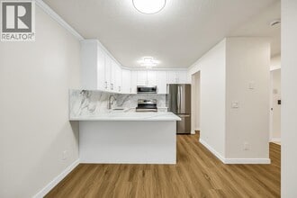 450 Bromley St in Coquitlam, BC - Building Photo - Building Photo