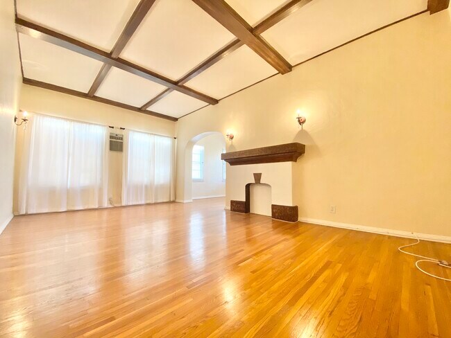 6125 Orange St in Los Angeles, CA - Foto de edificio - Building Photo