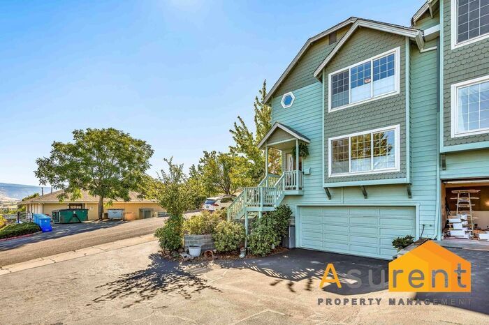 573 Scenic Dr in Ashland, OR - Building Photo