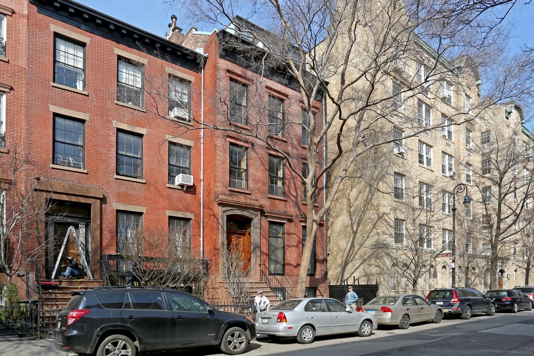 9 Bank St in New York, NY - Building Photo