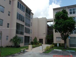 2850 Somerset Dr in Lauderdale Lakes, FL - Foto de edificio - Building Photo