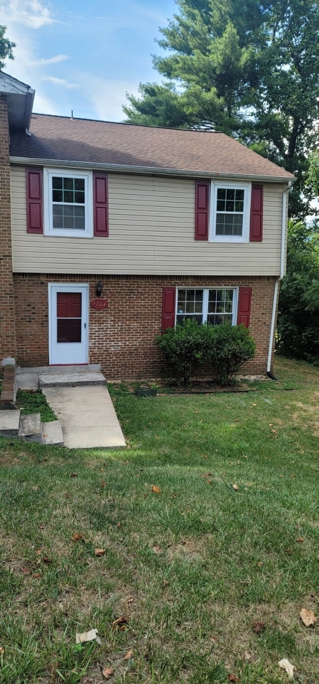 1704 Elbert Dr in Roanoke, VA - Foto de edificio - Building Photo