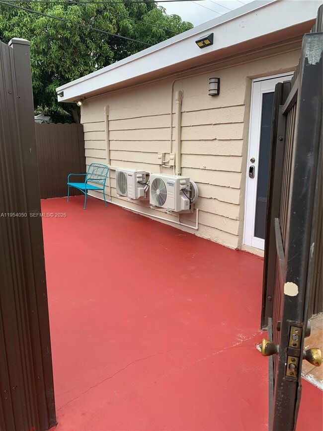 707 NE 15th St in Fort Lauderdale, FL - Foto de edificio - Building Photo