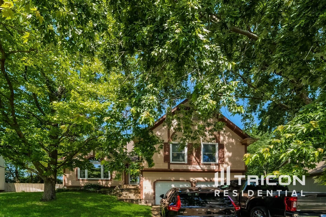 813 N Sumac St in Olathe, KS - Building Photo