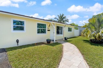 1312 SE 1st Ave in Deerfield Beach, FL - Building Photo - Building Photo