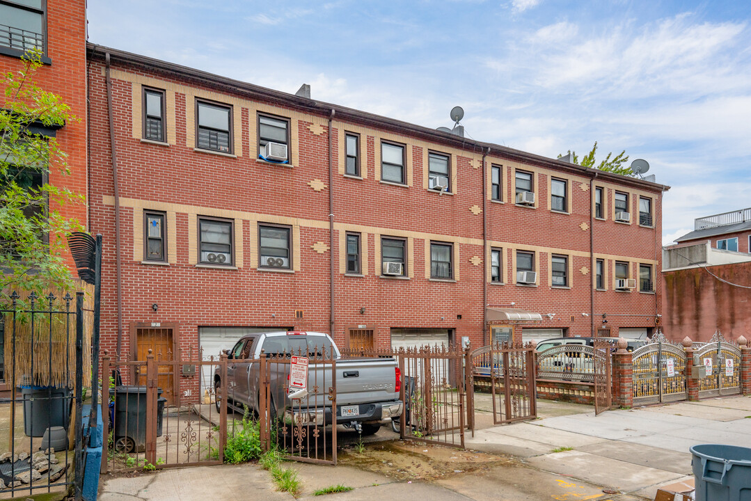 226 Madison St in Brooklyn, NY - Building Photo