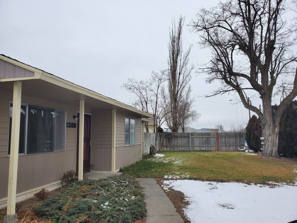 1209 Pershing Rd in Moses Lake, WA - Building Photo