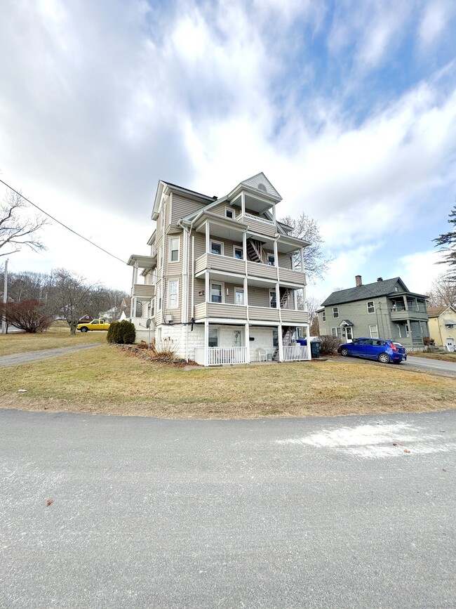 38 Maple St in Torrington, CT - Building Photo - Building Photo