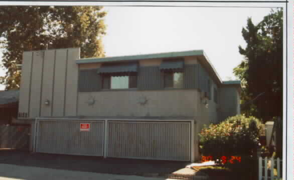 6152 Woodman Ave in Van Nuys, CA - Building Photo - Building Photo