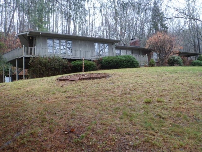 1068 Monteith Branch Rd in Sylva, NC - Building Photo - Building Photo