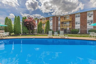 Parkview Apartments in Naugatuck, CT - Foto de edificio - Building Photo