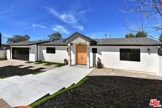 26065 Farmfield Rd in Calabasas, CA - Building Photo - Building Photo