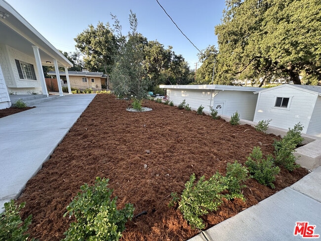 495 Erbes Rd in Thousand Oaks, CA - Building Photo - Building Photo