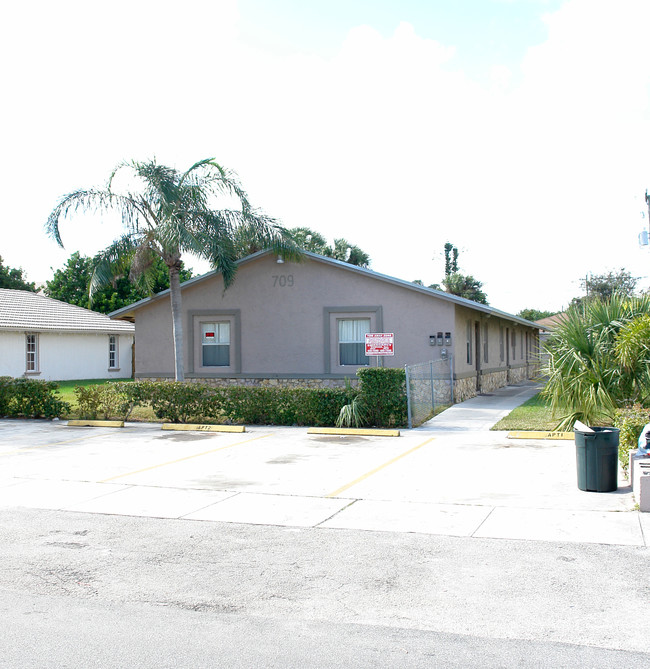 709 NW 7th Ter in Pompano Beach, FL - Foto de edificio - Building Photo