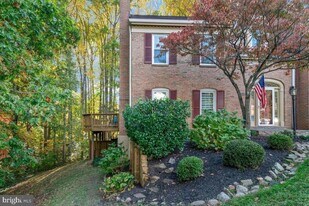 9801 Burke Pond Ln in Burke, VA - Building Photo