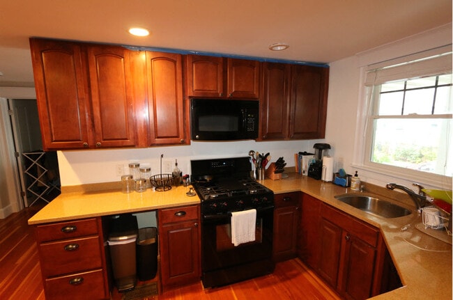 54 Dixon St, Unit 1 in Newport, RI - Building Photo - Building Photo